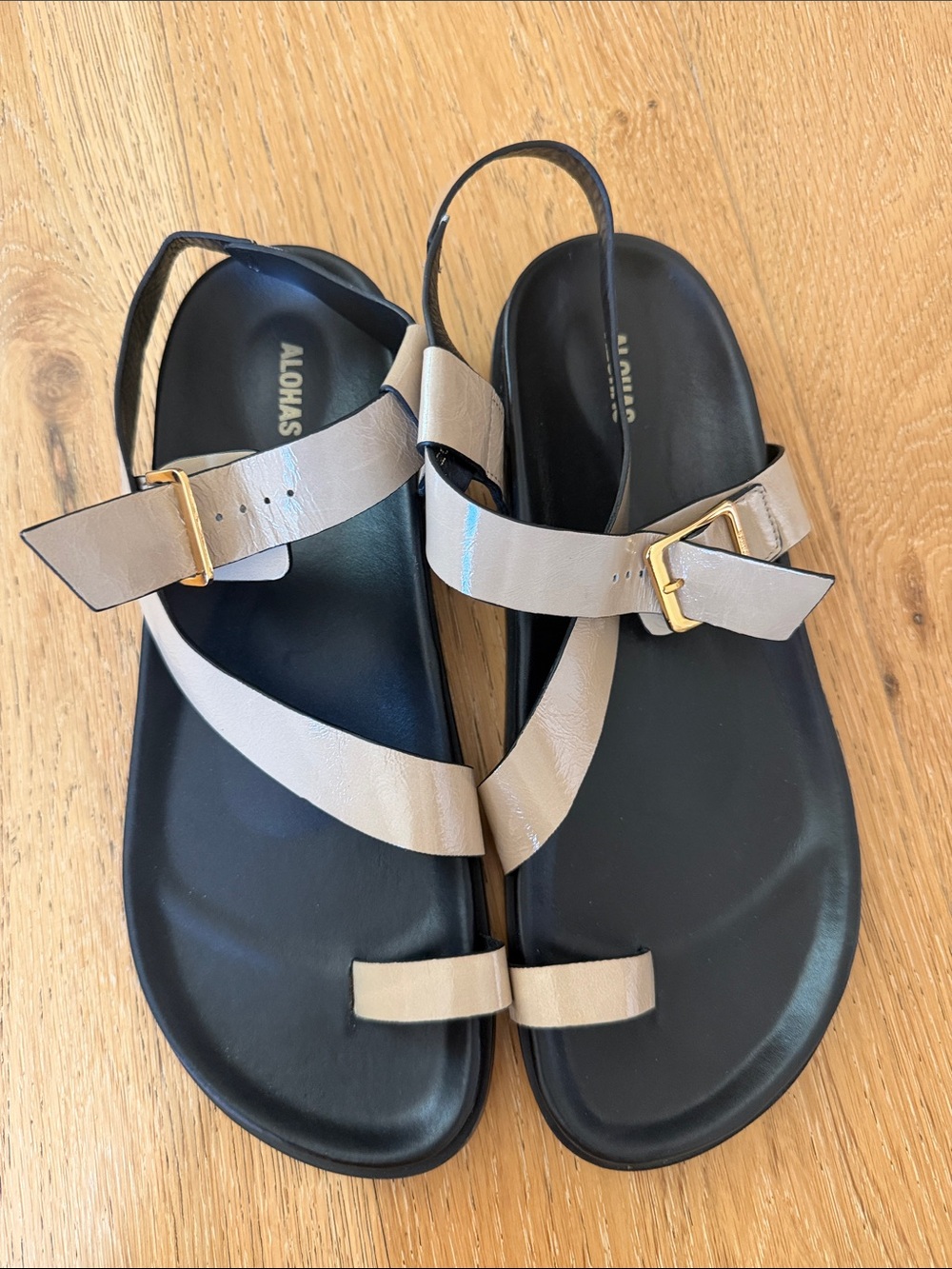ALOHAS Taupe Toe-Ring Buckle Sandals
